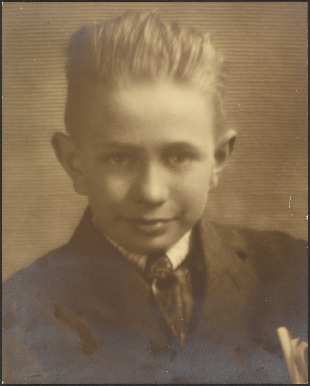 [Retrato de un niño ante un biombo rayado] de Louis Fleckenstein