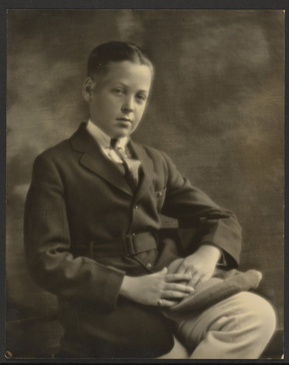 [Retrato de un niño con gorra en la rodilla] de Louis Fleckenstein