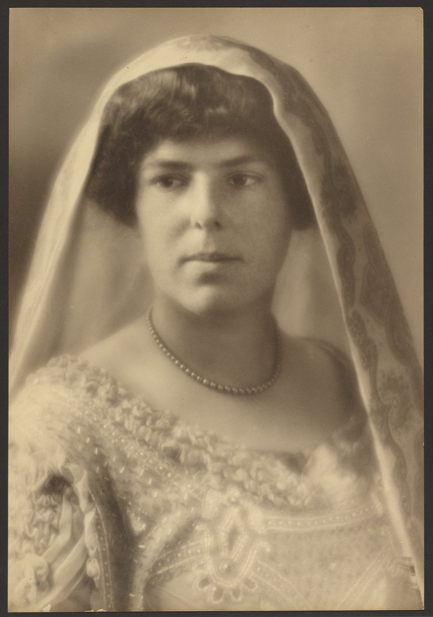 [Retrato de una novia con vestido de cuentas] de Louis Fleckenstein