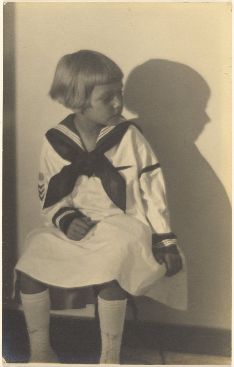 [Retrato de una niña con uniforme de marinera y sombra] de Louis Fleckenstein