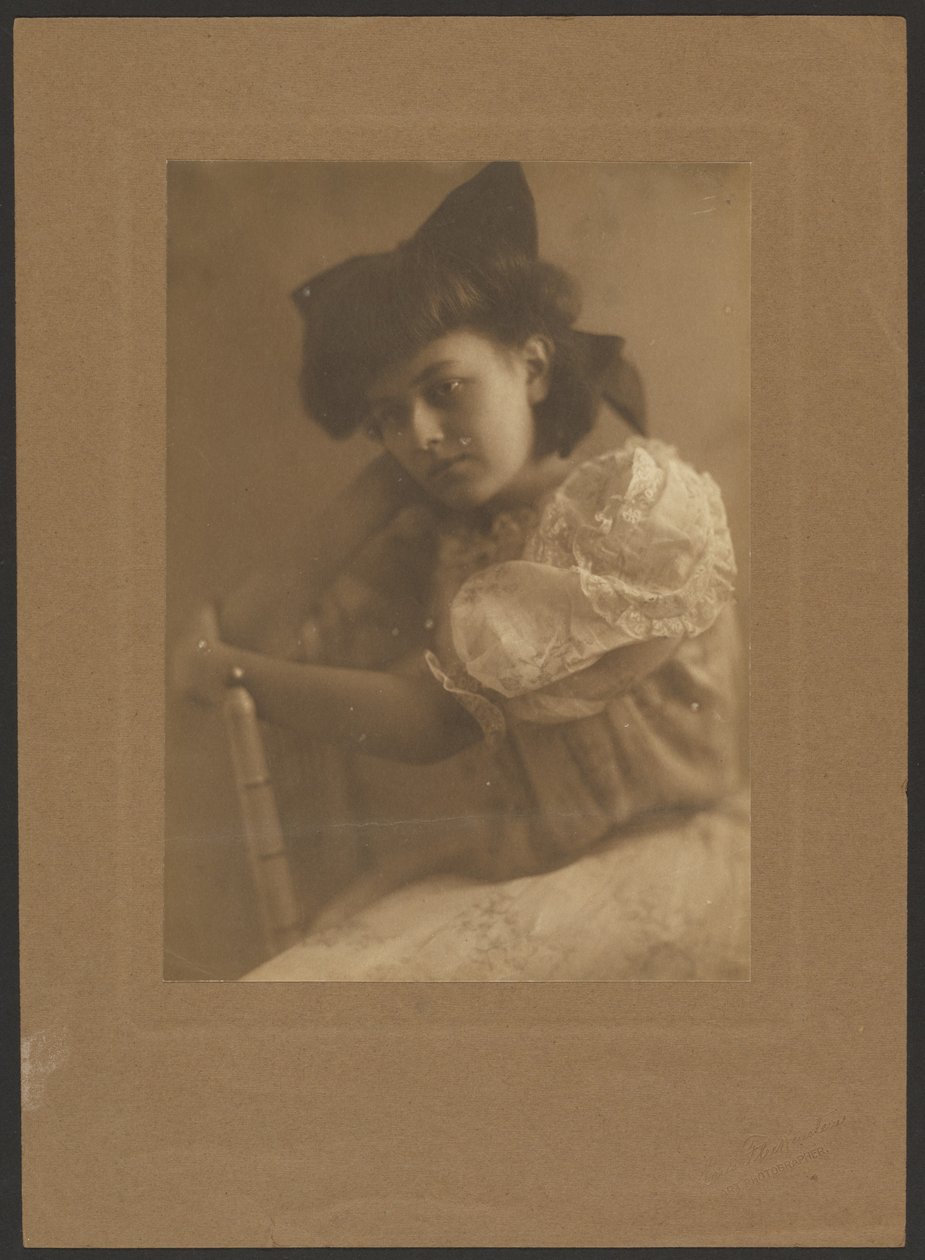 [Retrato de niña con gran lazo] de Louis Fleckenstein