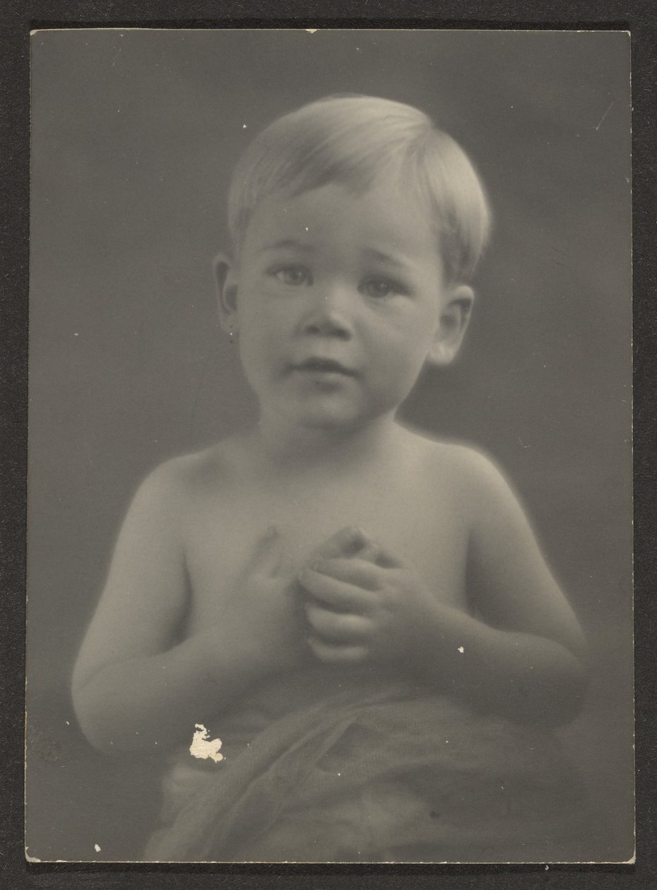 [Retrato de un niño pequeño con un paño drapeado] de Louis Fleckenstein