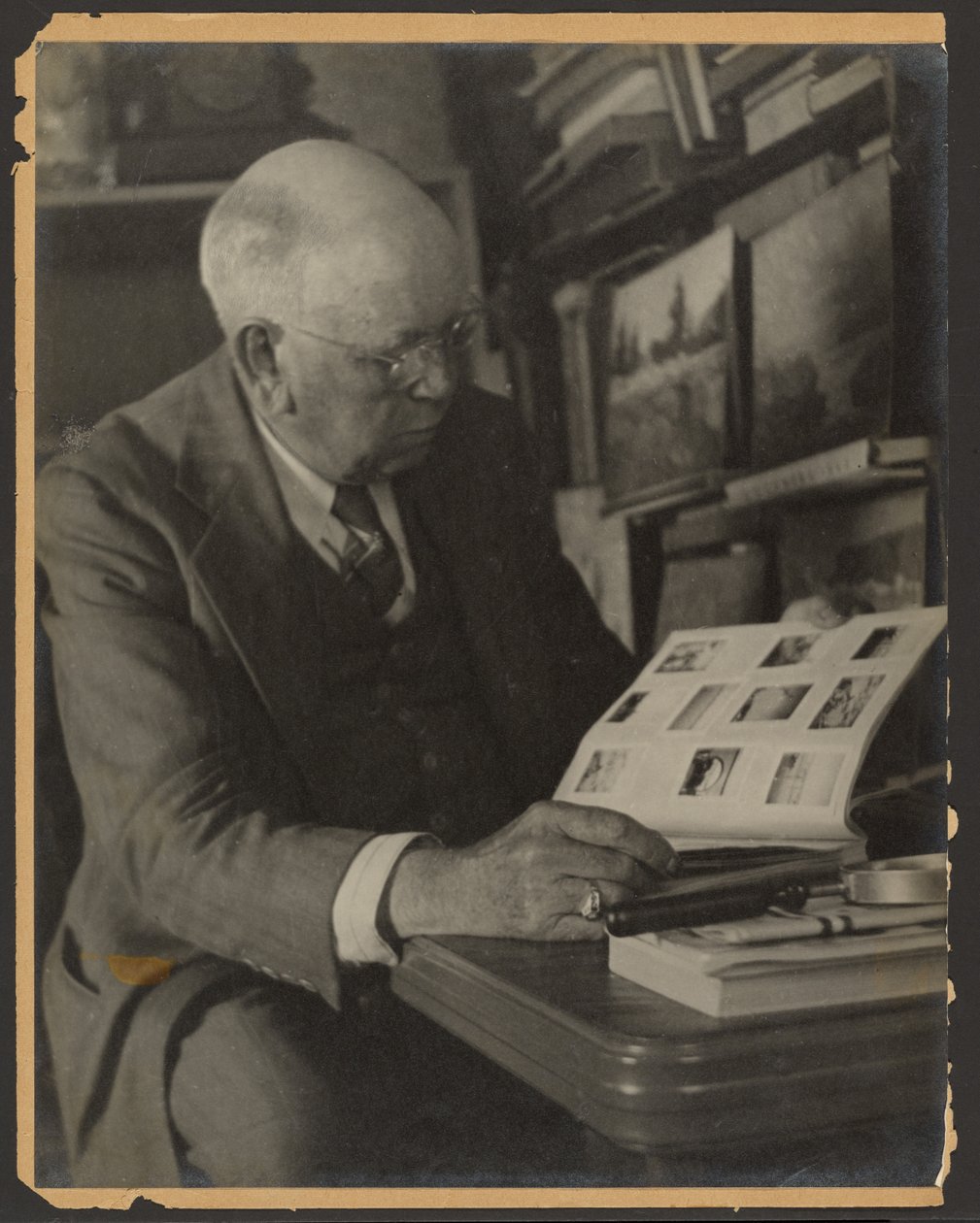 [Retrato de un hombre leyendo una revista] de Louis Fleckenstein