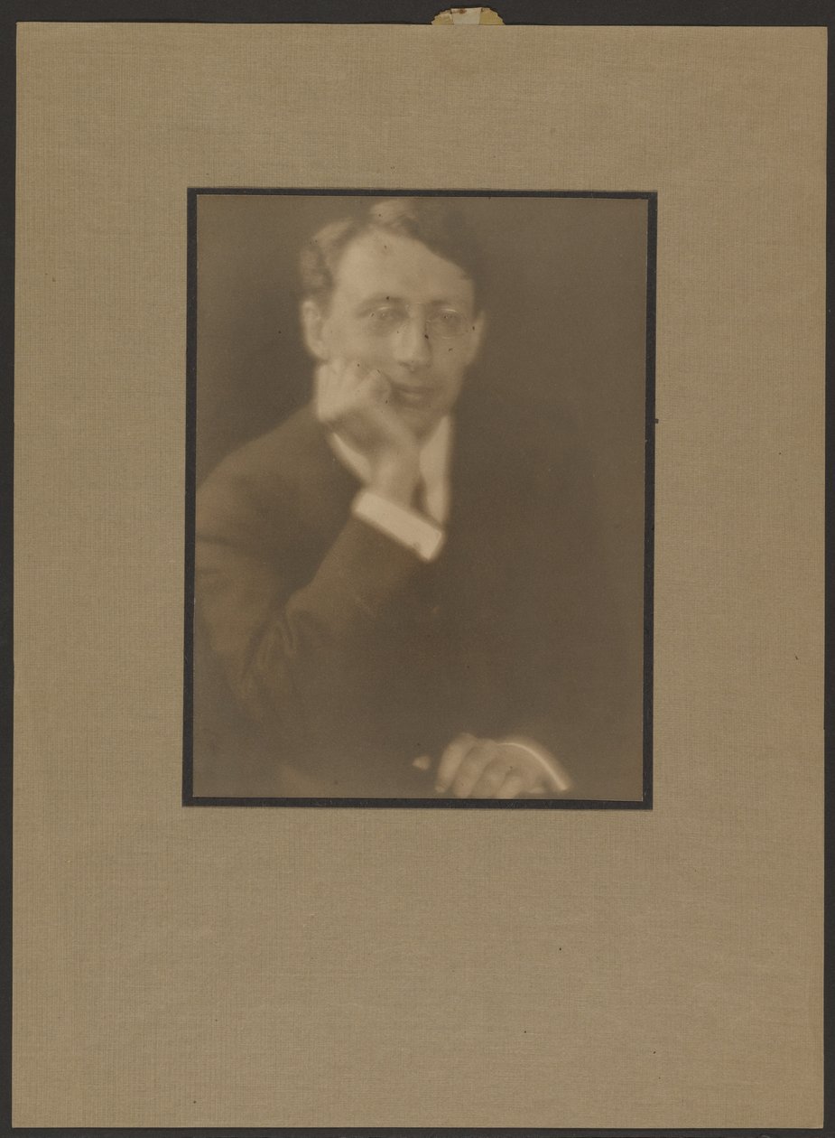 [Retrato de un hombre con la barbilla apoyada en la mano] de Louis Fleckenstein