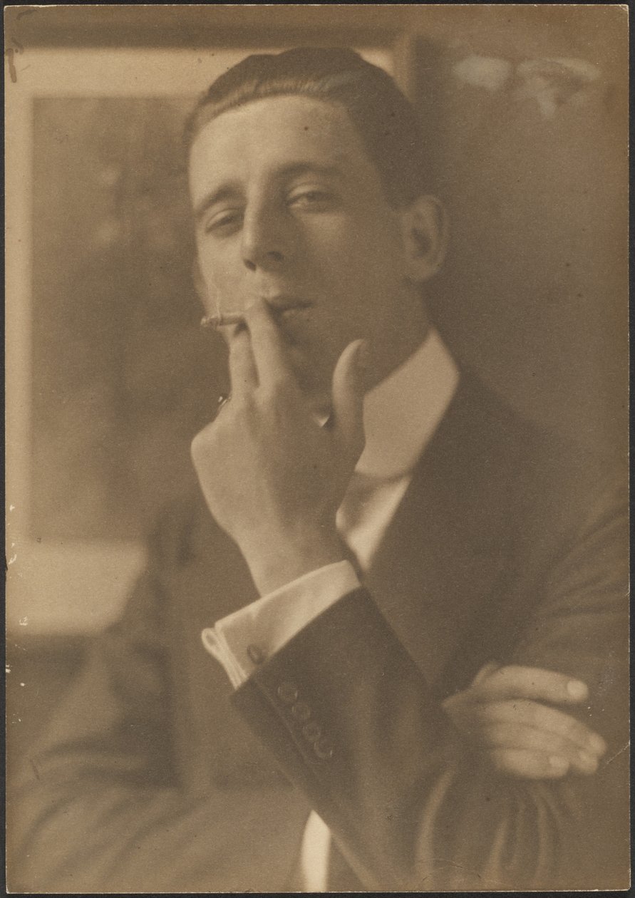 [Retrato de un hombre fumando un cigarrillo] de Louis Fleckenstein