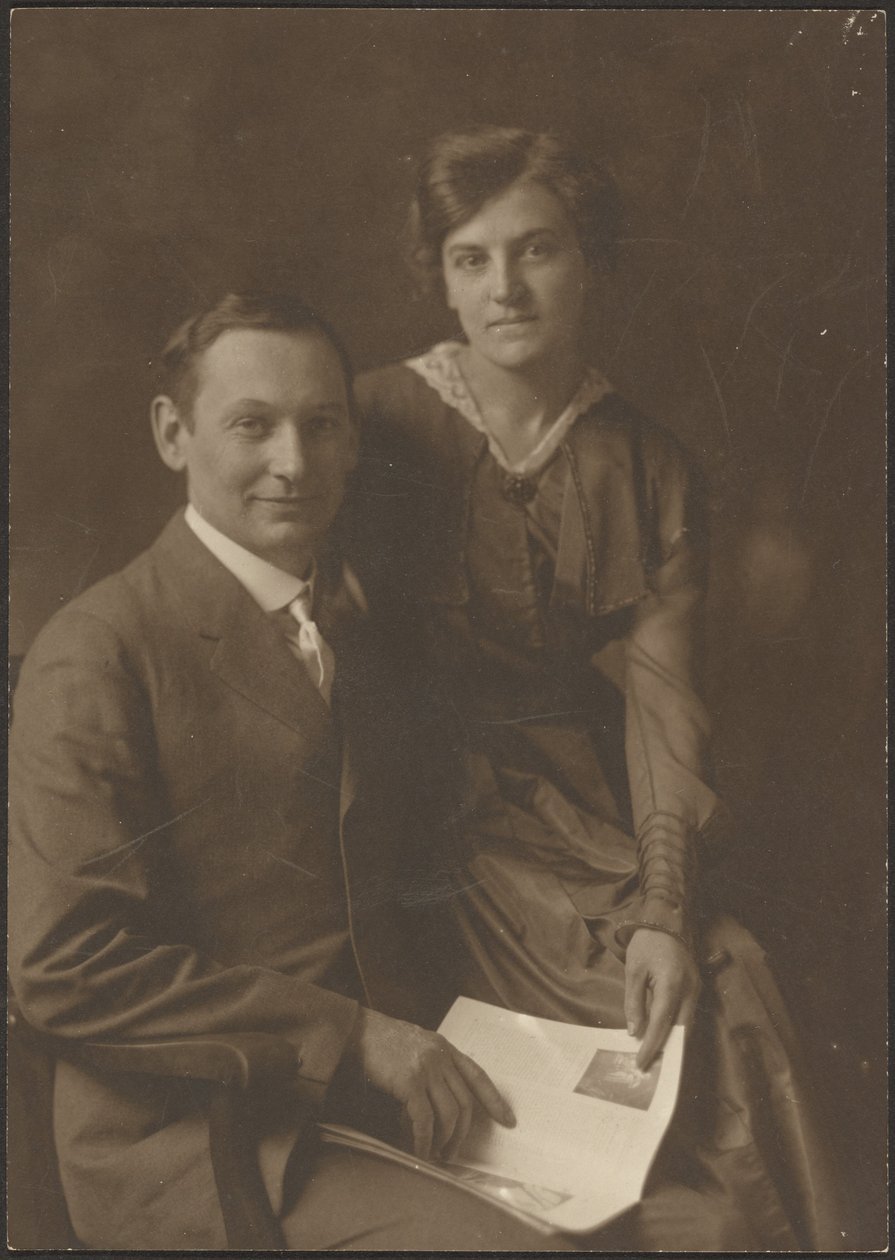 [Retrato de un hombre y una mujer sosteniendo una revista] de Louis Fleckenstein