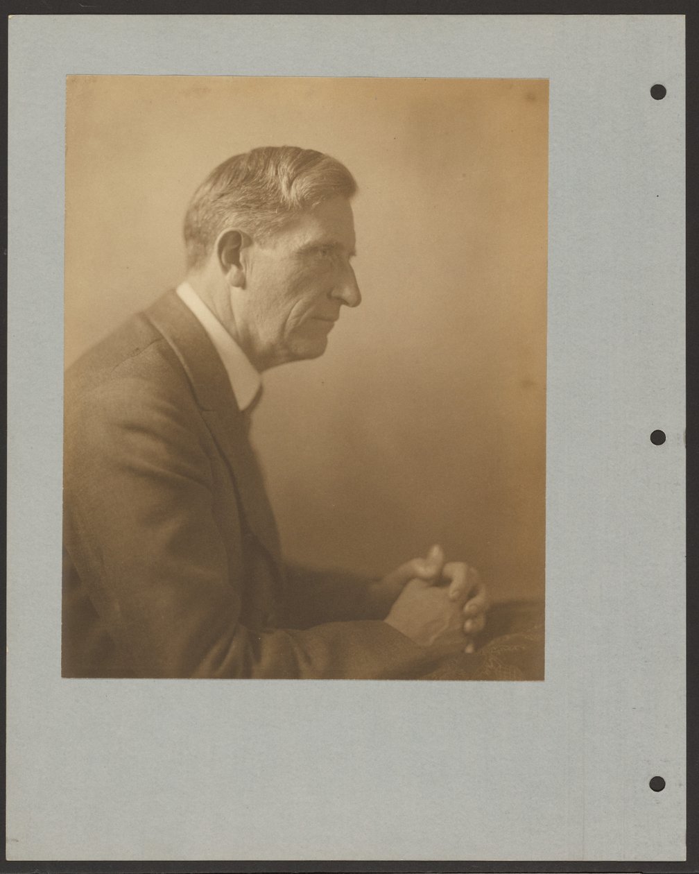 [Retrato de un hombre con las manos entrelazadas] de Louis Fleckenstein
