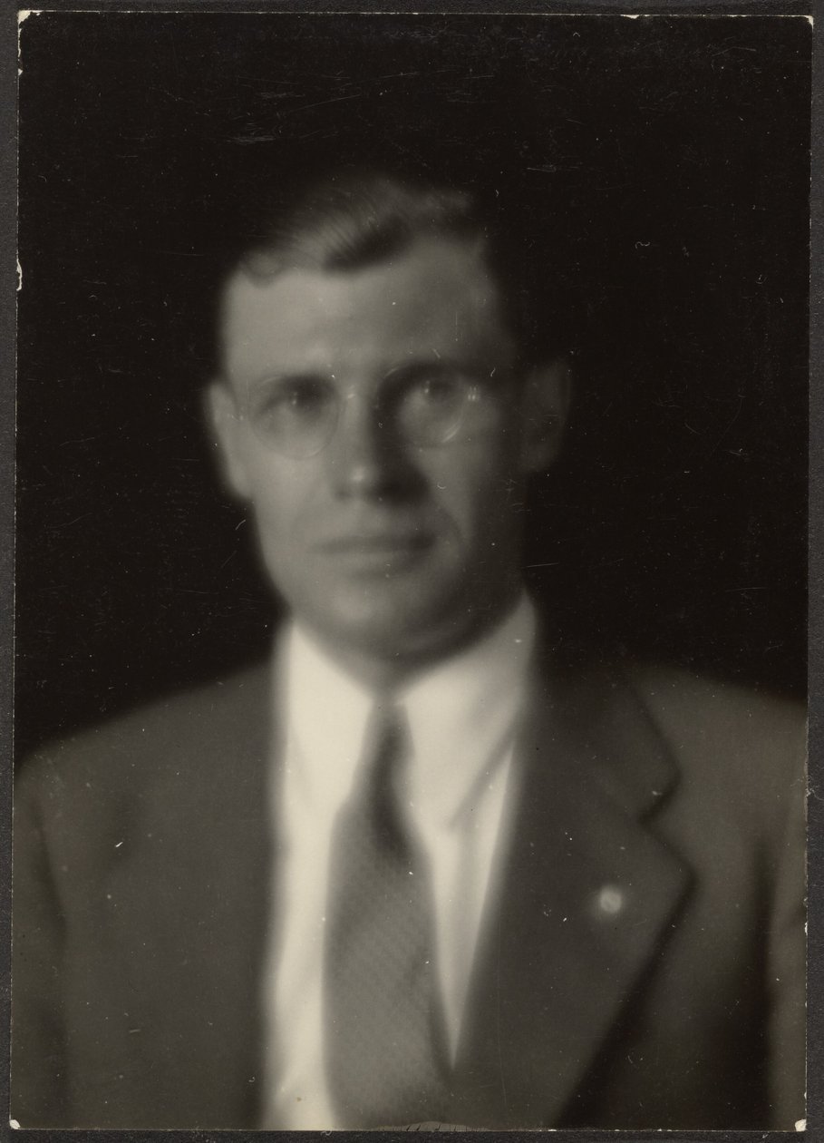 [Retrato de un hombre con gafas y alfiler de solapa] de Louis Fleckenstein