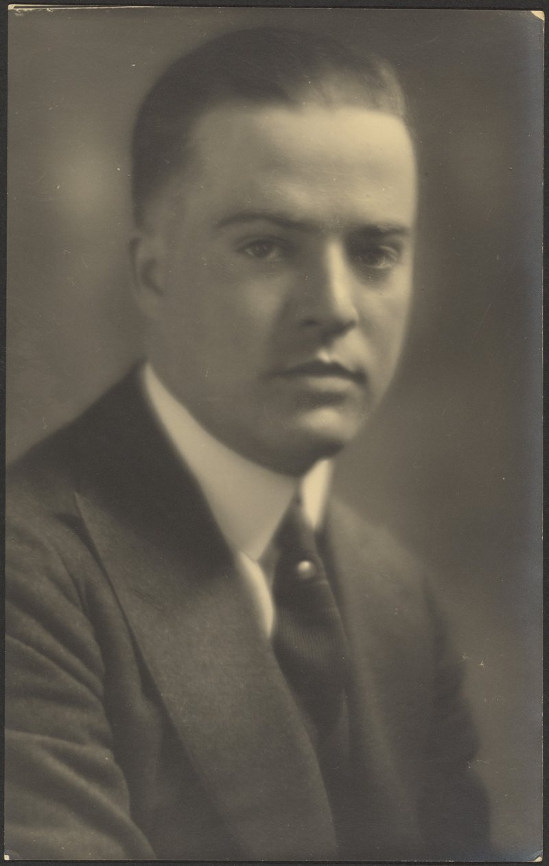 [Retrato de un hombre con alfiler de corbata de perlas] de Louis Fleckenstein