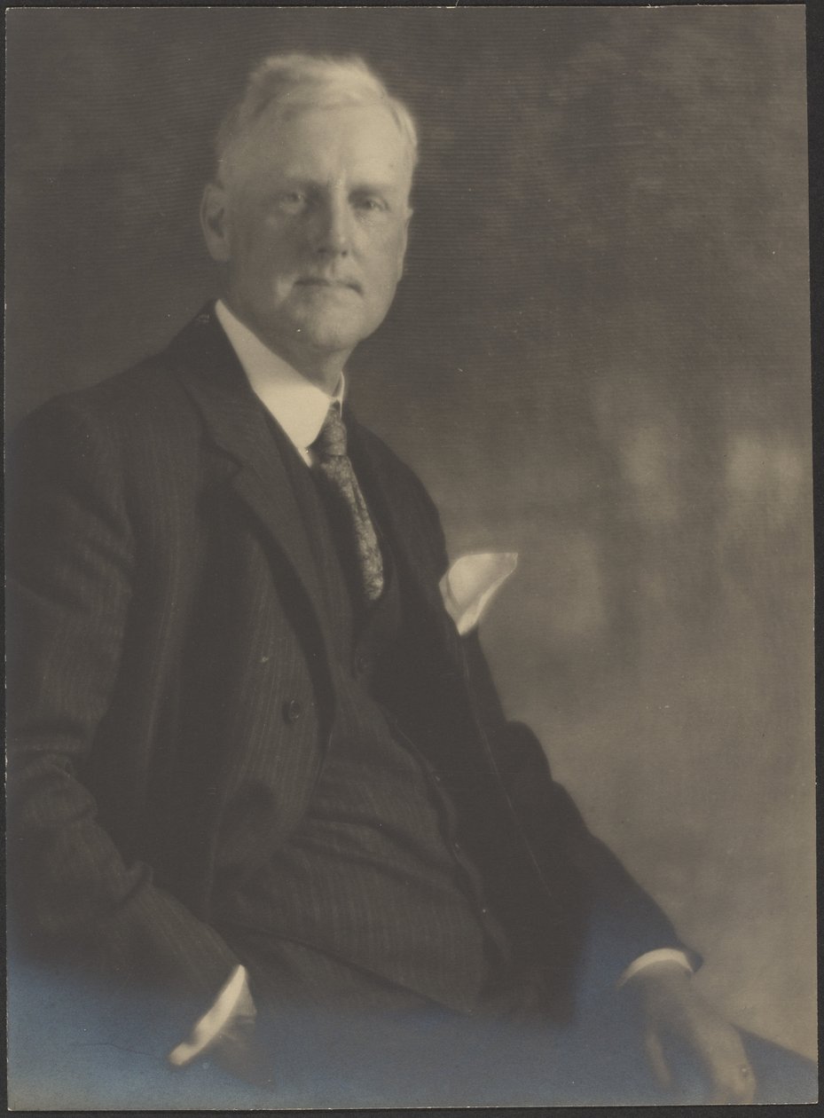 [Retrato de un hombre con un pañuelo de bolsillo] de Louis Fleckenstein