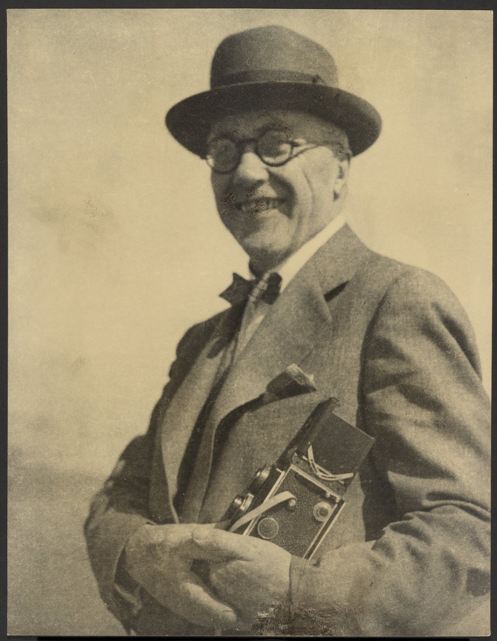 [Retrato de un hombre con una cámara] de Louis Fleckenstein