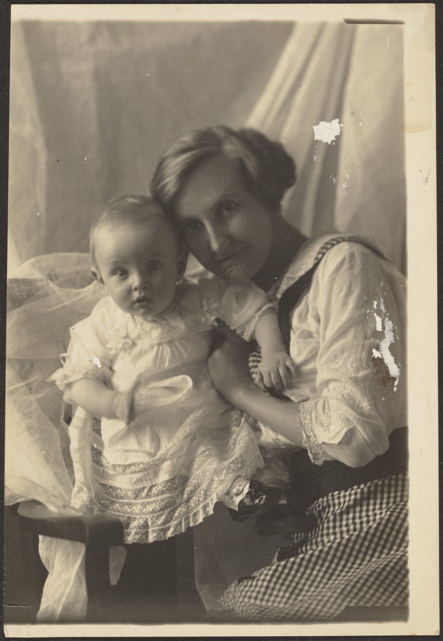 [Retrato de una madre con vestido a cuadros y un niño] de Louis Fleckenstein