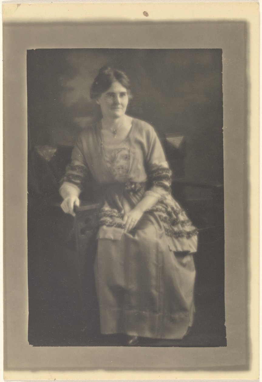 [Retrato de una mujer sentada con vestido y lazos.] de Louis Fleckenstein