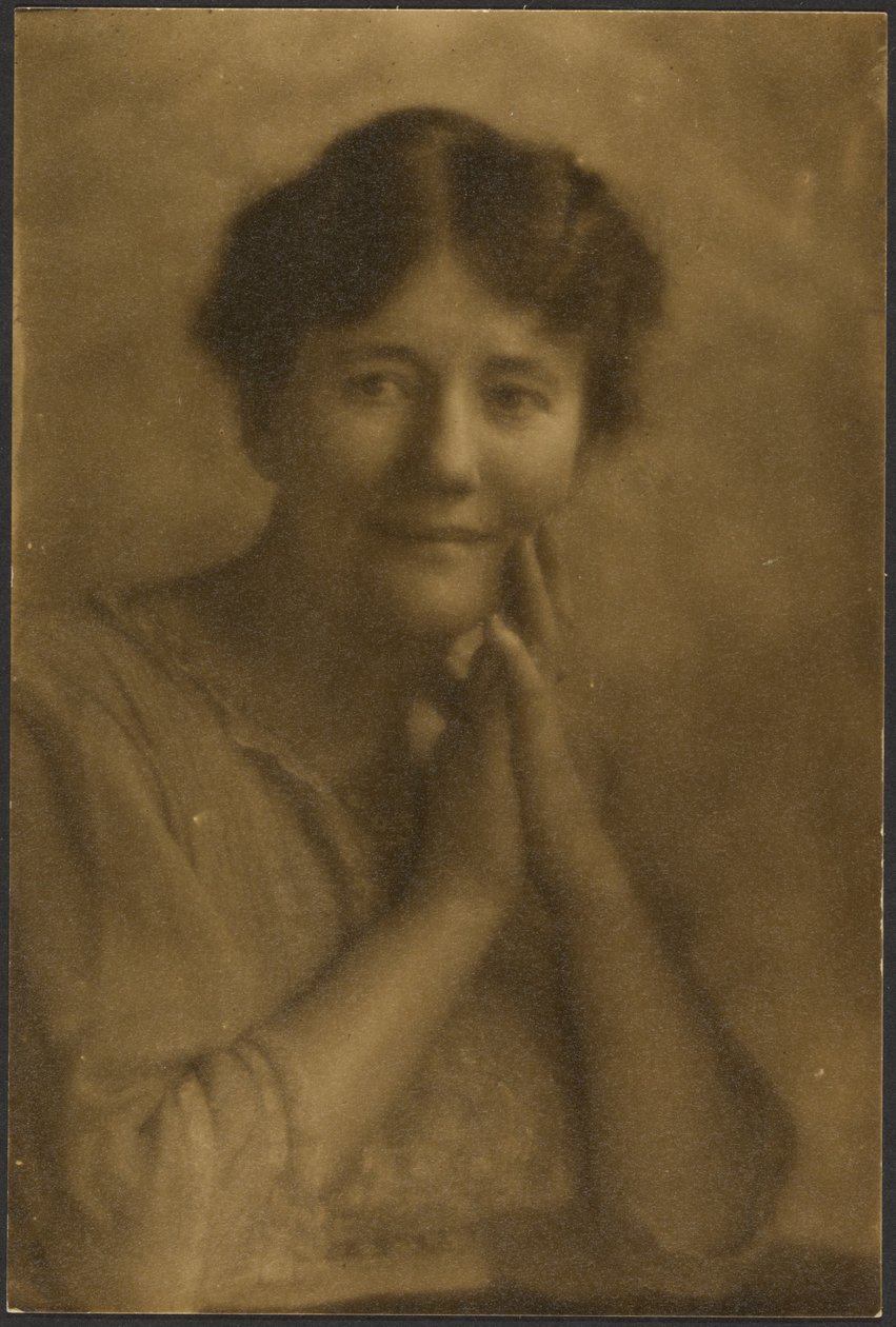 [Retrato de una mujer llevándose las manos a la cara] de Louis Fleckenstein