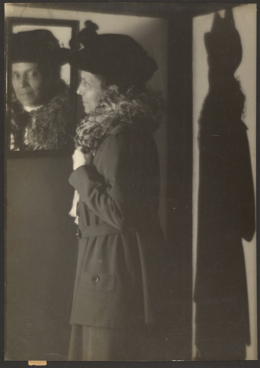 [Retrato de una mujer, su reflejo y su sombra] de Louis Fleckenstein