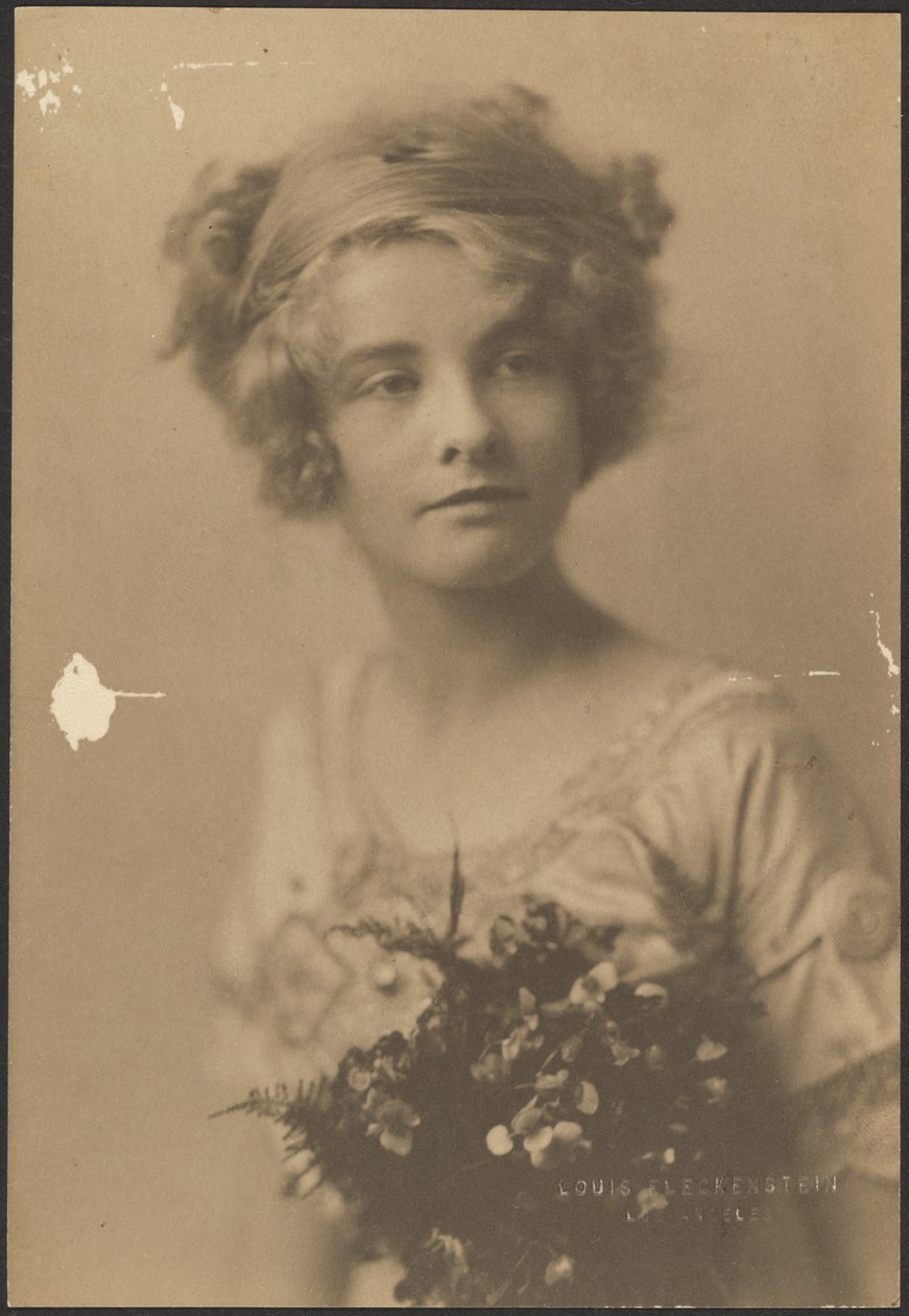 [Retrato de una mujer con un ramo y un helecho] de Louis Fleckenstein