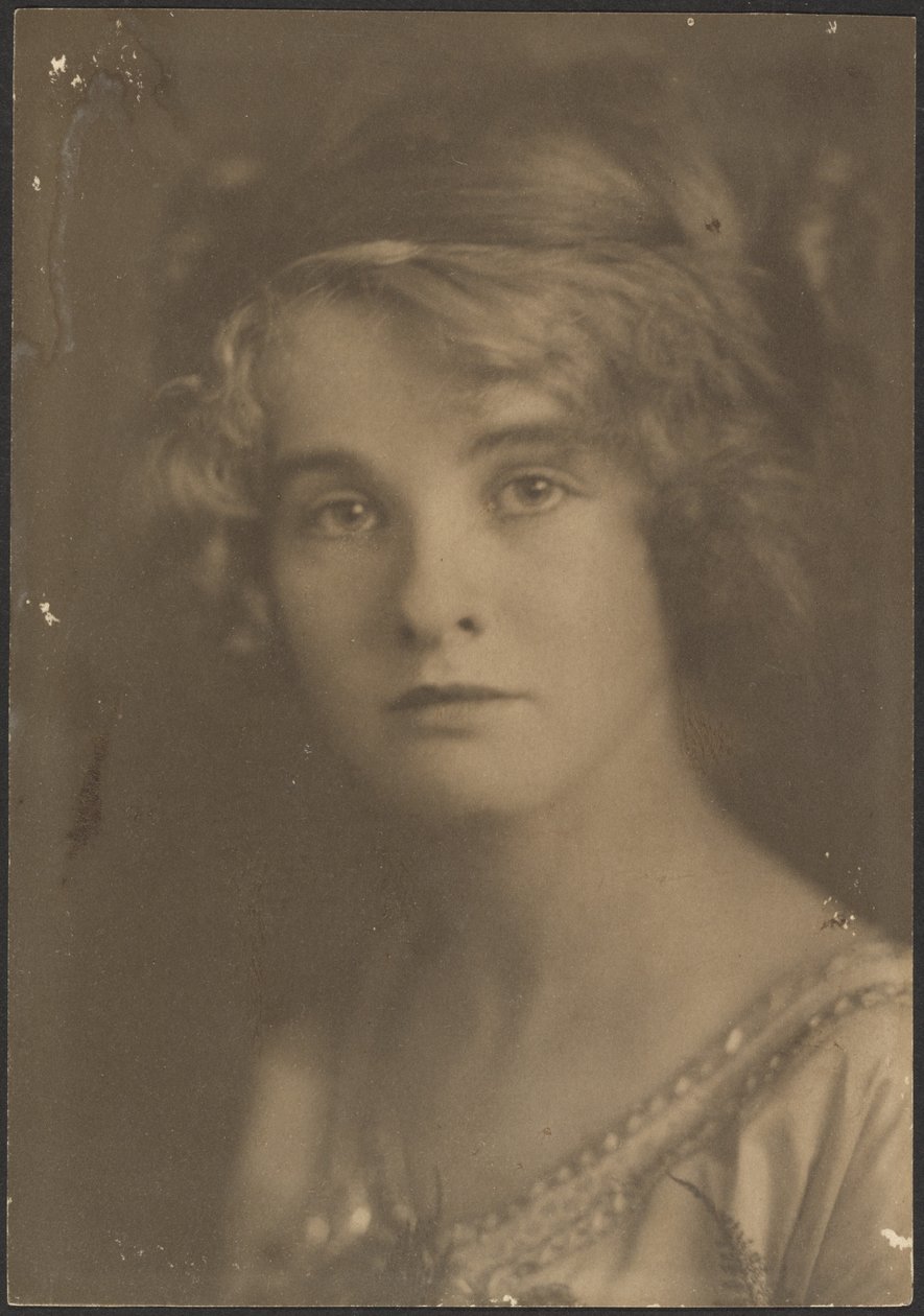 [Retrato de una mujer sosteniendo un ramo con helecho] de Louis Fleckenstein
