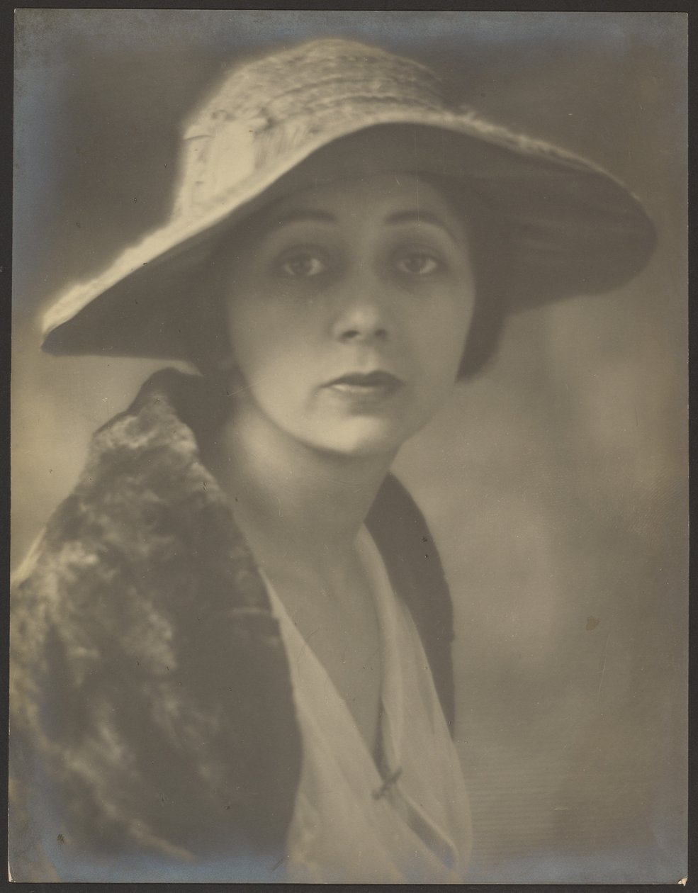 [Retrato de mujer con capelina de piel] de Louis Fleckenstein