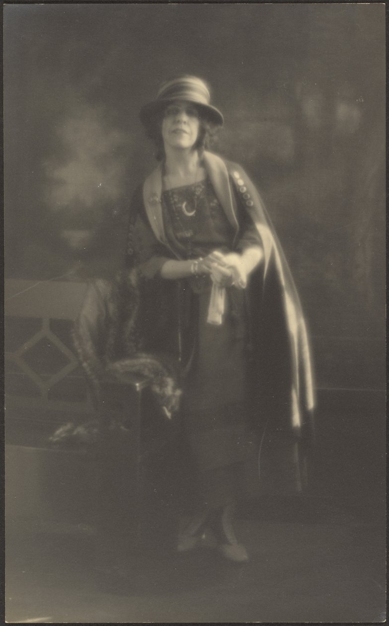 [Retrato de una mujer apoyada en un banco] de Louis Fleckenstein