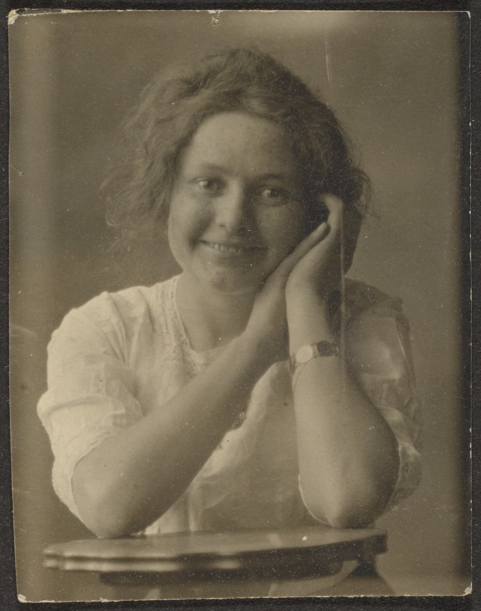 [Retrato de una mujer apoyada en una mesa] de Louis Fleckenstein