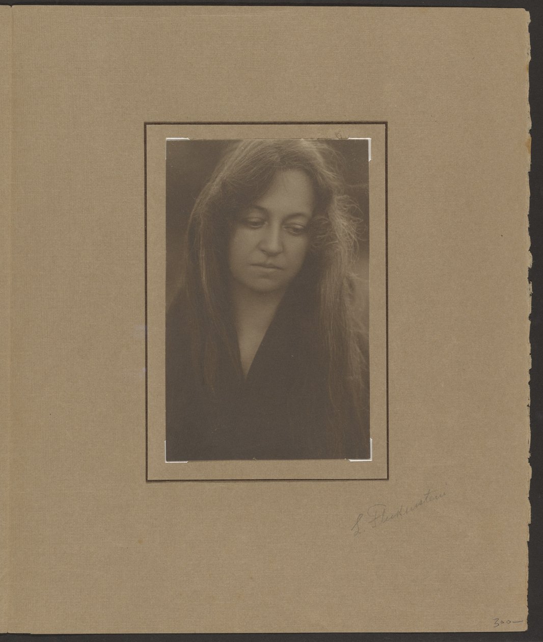 [Retrato de una mujer mirando hacia abajo] de Louis Fleckenstein