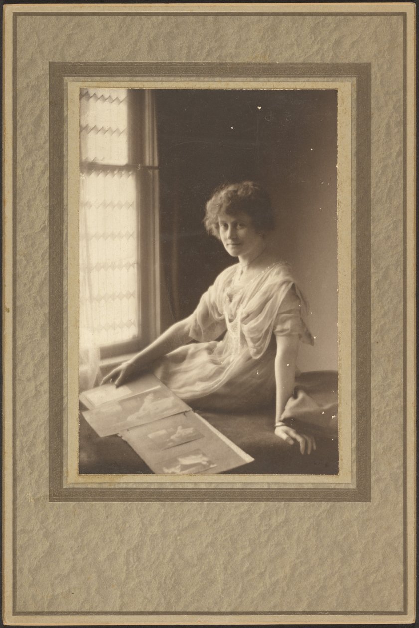 [Retrato de una mujer mirando un álbum] de Louis Fleckenstein