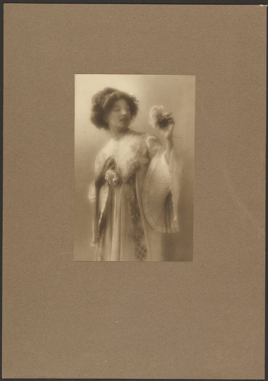 [Retrato de una mujer con túnica plisada] de Louis Fleckenstein