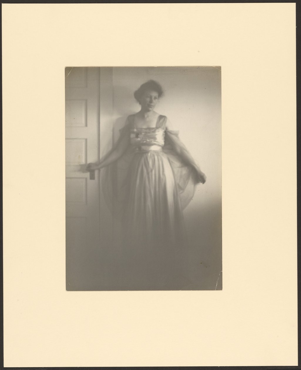 [Retrato de una mujer junto a una puerta] de Louis Fleckenstein