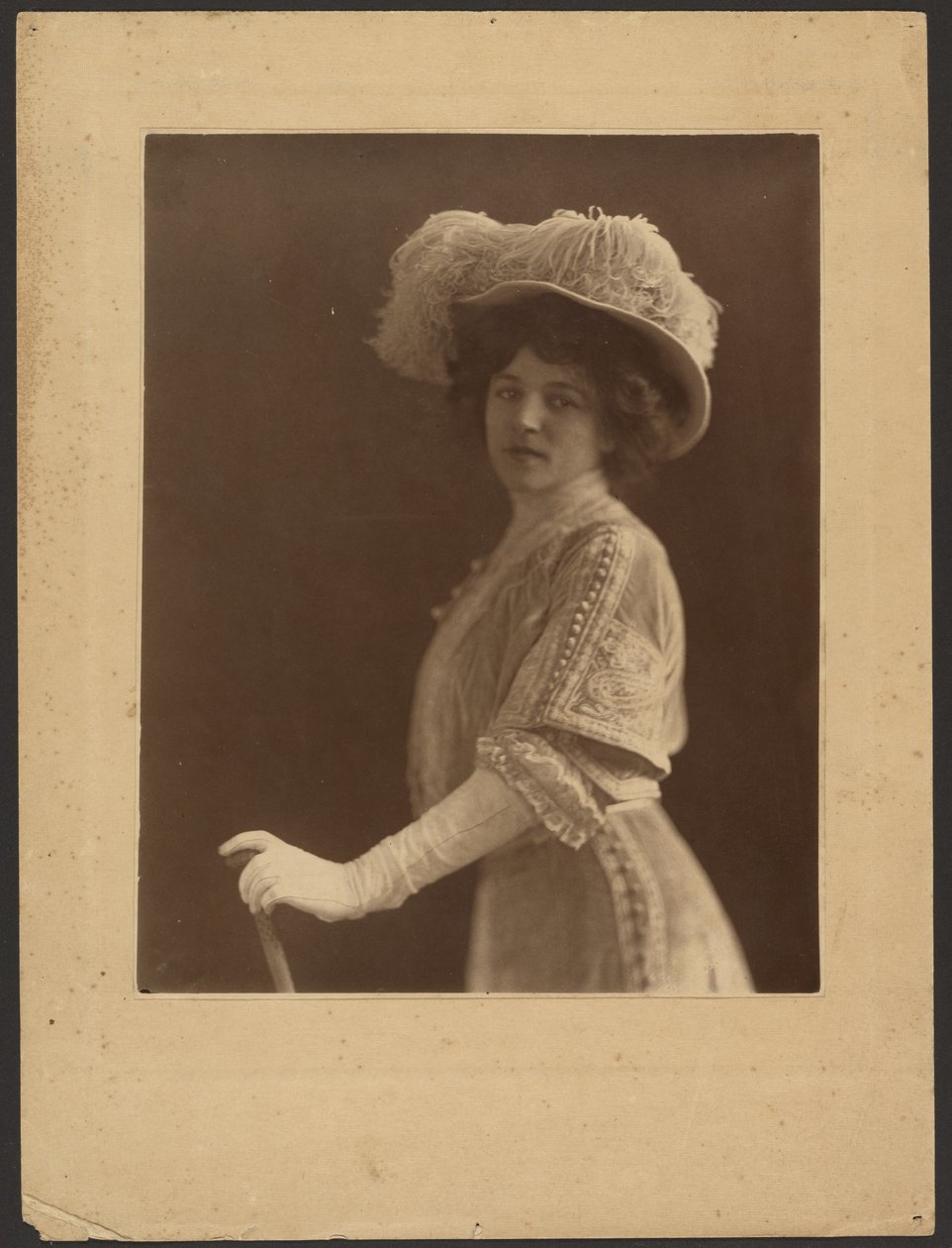 [Retrato de mujer de pie con paraguas] de Louis Fleckenstein