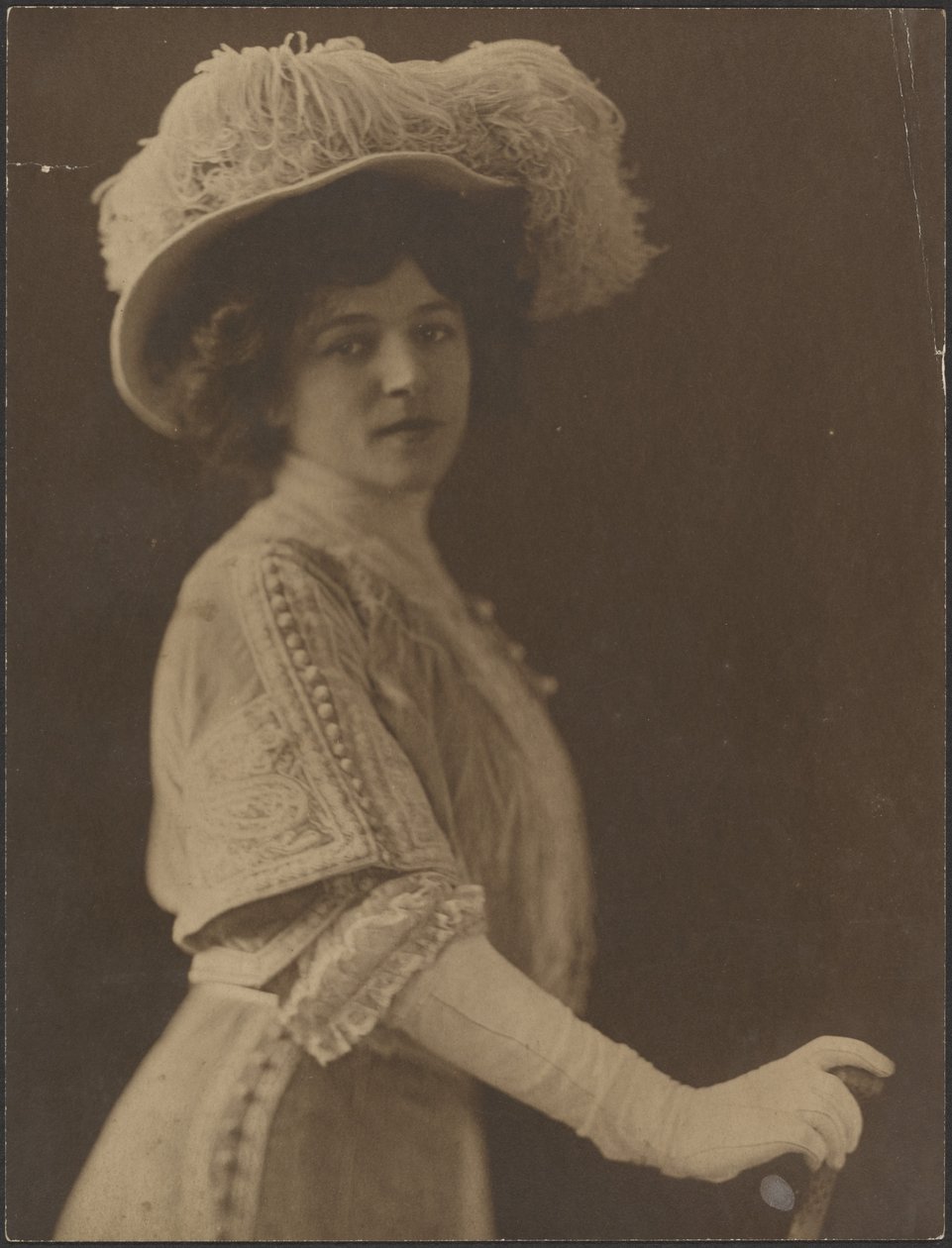 [Retrato de mujer de pie con paraguas] de Louis Fleckenstein