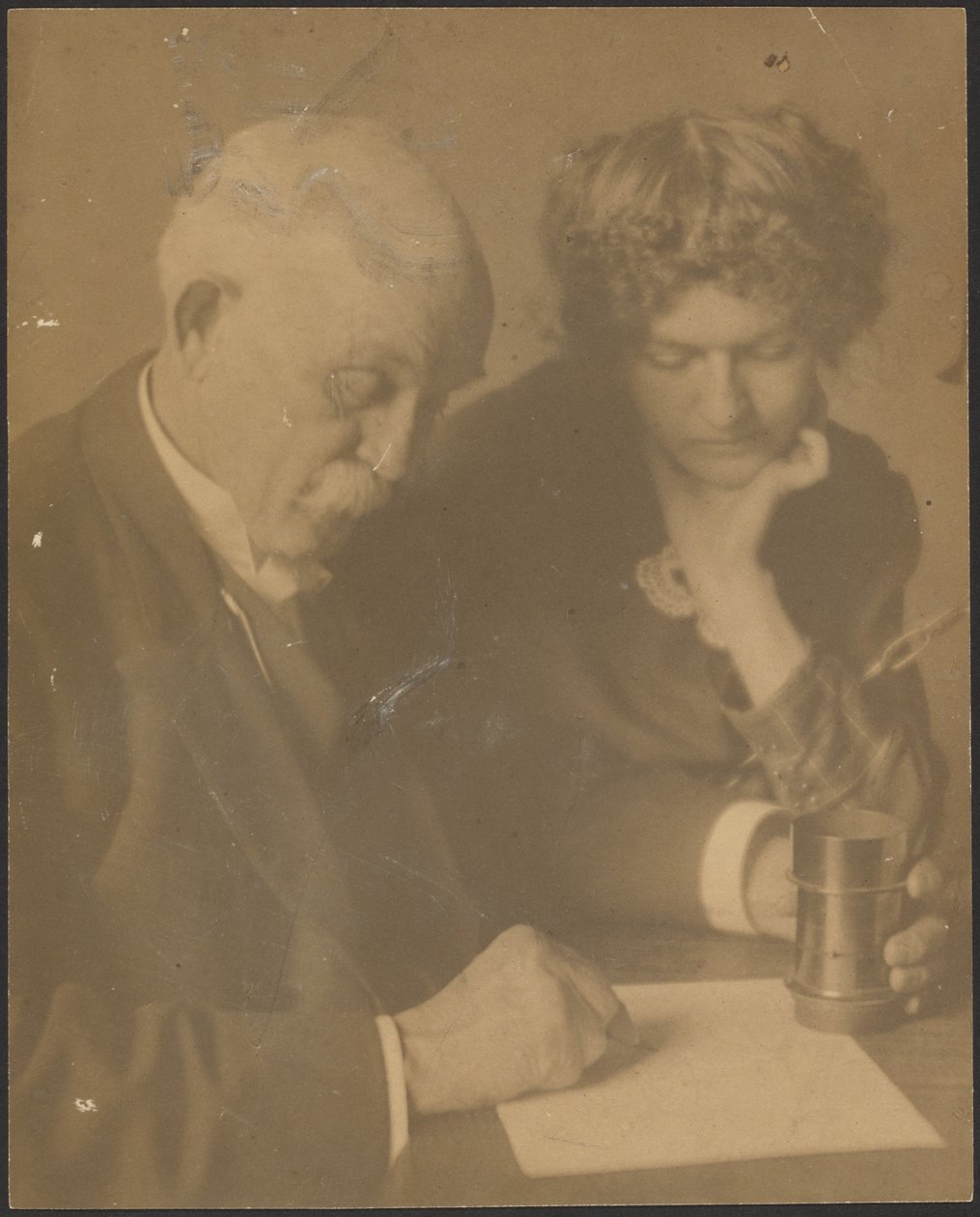 [Retrato de una mujer y un hombre sentados a la mesa] de Louis Fleckenstein