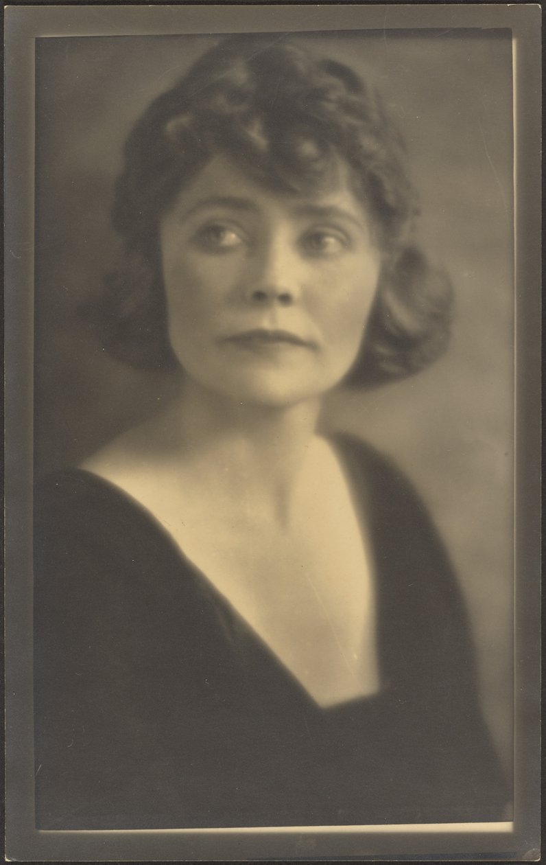 [Retrato de una mujer con vestido negro] de Louis Fleckenstein