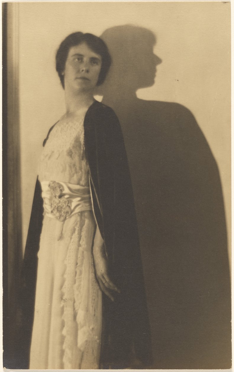 [Retrato de una mujer con capa y sombra] de Louis Fleckenstein