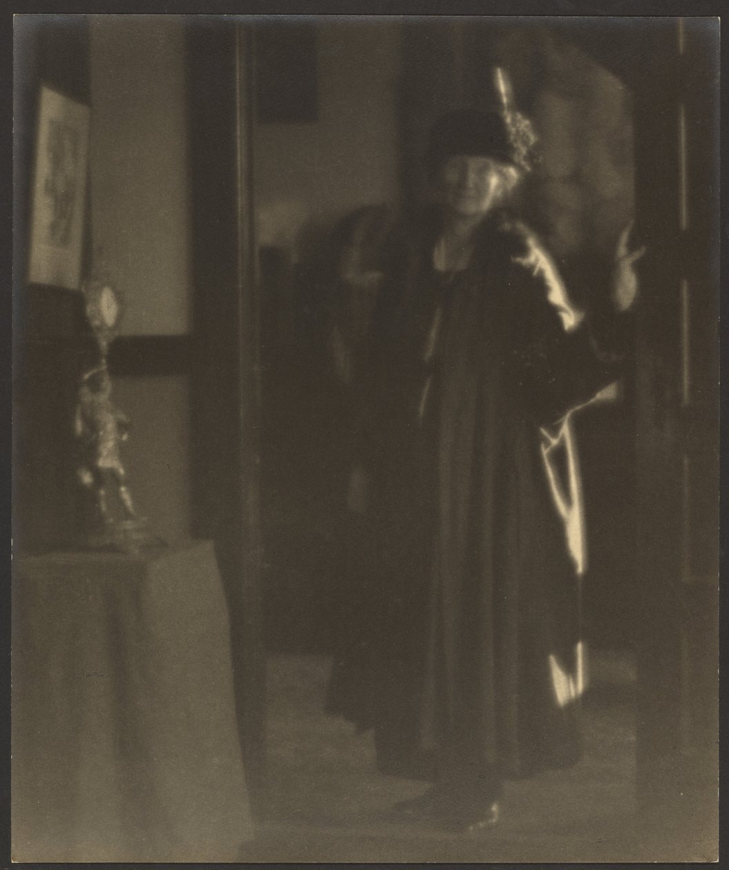 [Retrato de una mujer en la puerta] de Louis Fleckenstein