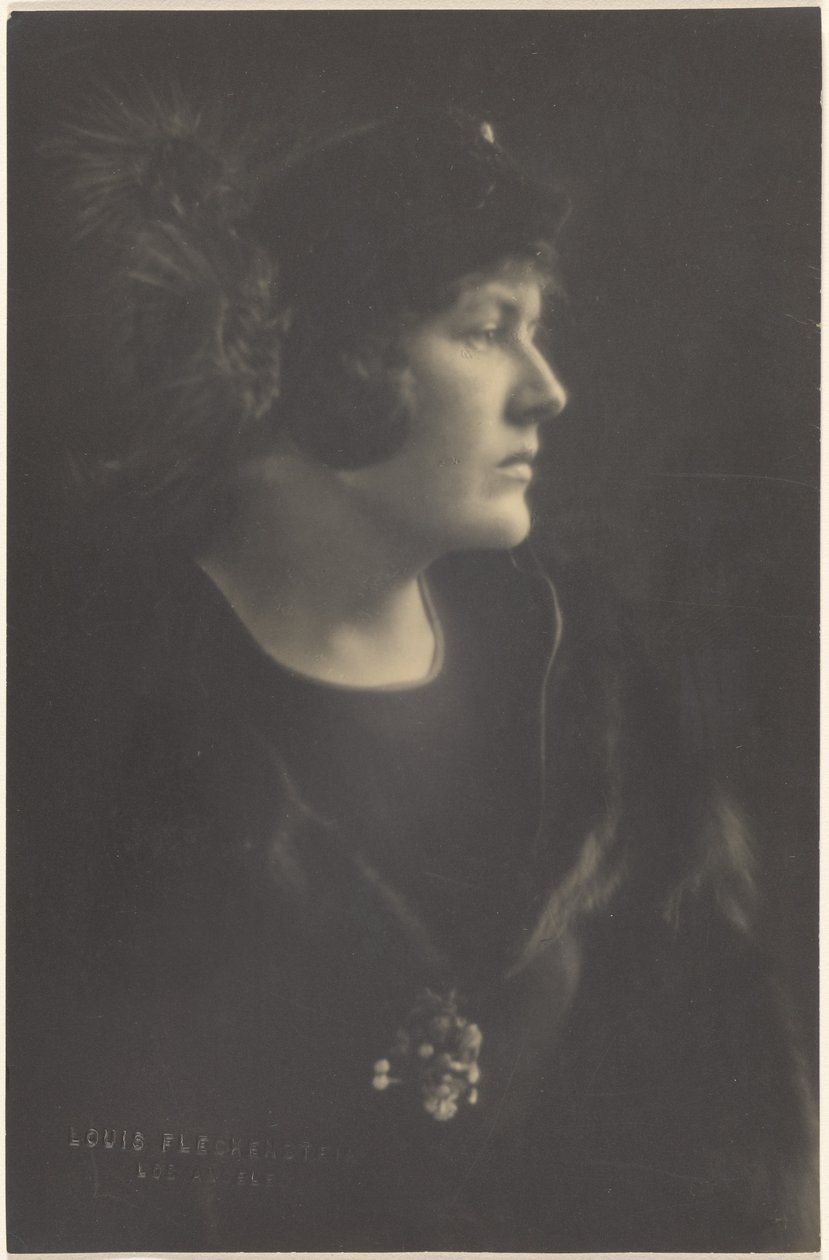 [Retrato de una mujer con capa de piel] de Louis Fleckenstein