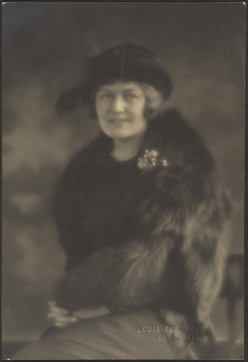 [Retrato de una mujer con capa de piel] de Louis Fleckenstein