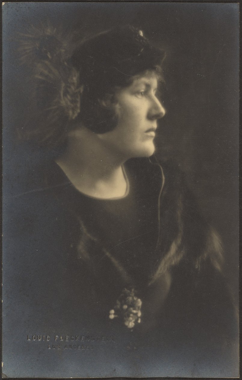 [Retrato de una mujer con capa de piel] de Louis Fleckenstein