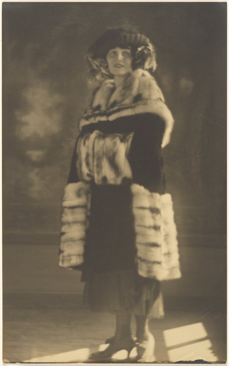 [Retrato de mujer con abrigo de piel y manguito] de Louis Fleckenstein