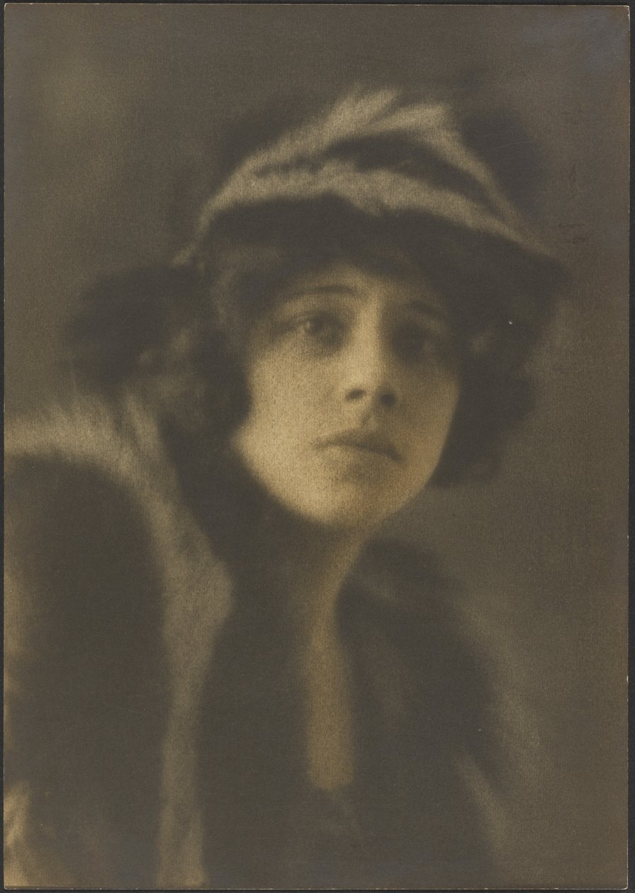 [Retrato de una mujer con gorro de piel] de Louis Fleckenstein