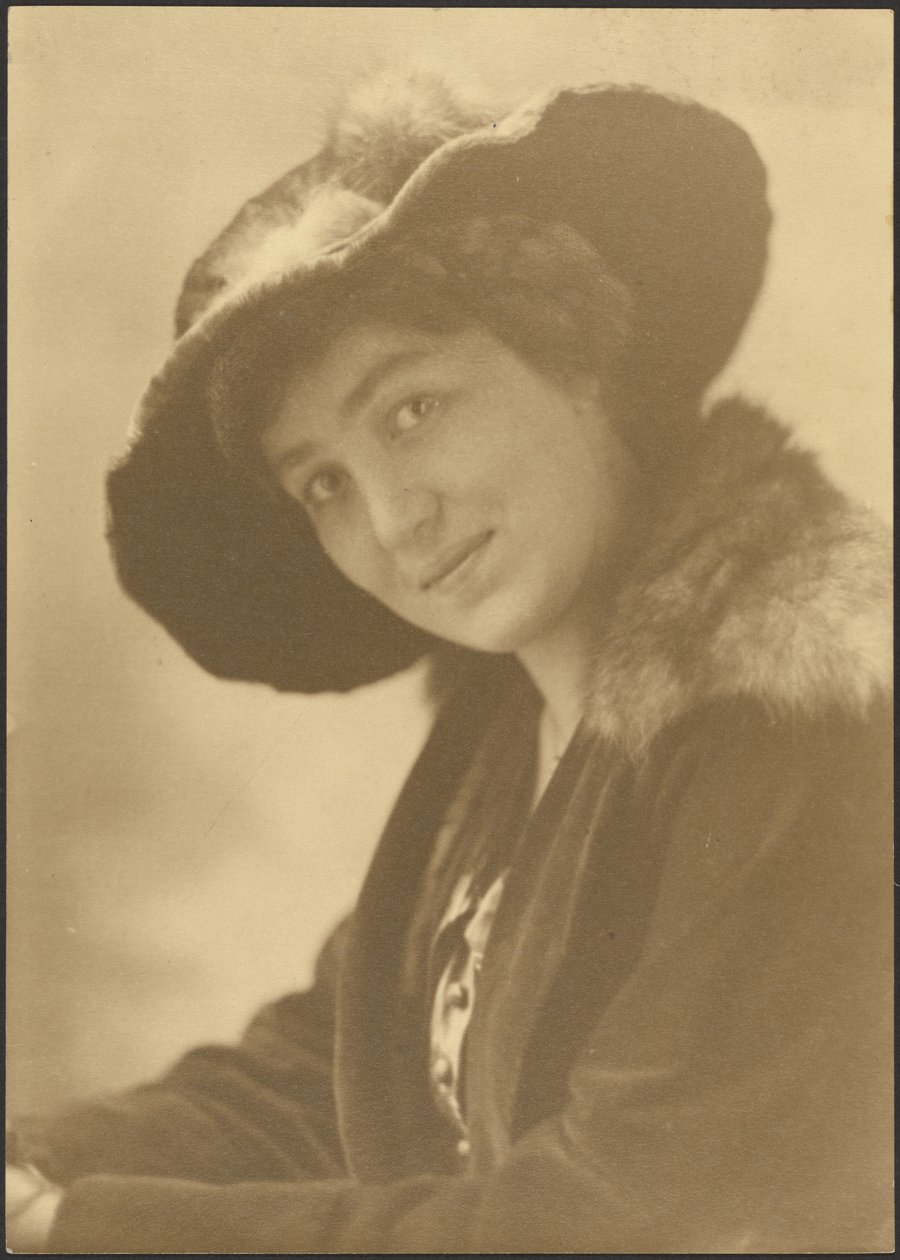 [Retrato de una mujer con gorro de piel] de Louis Fleckenstein