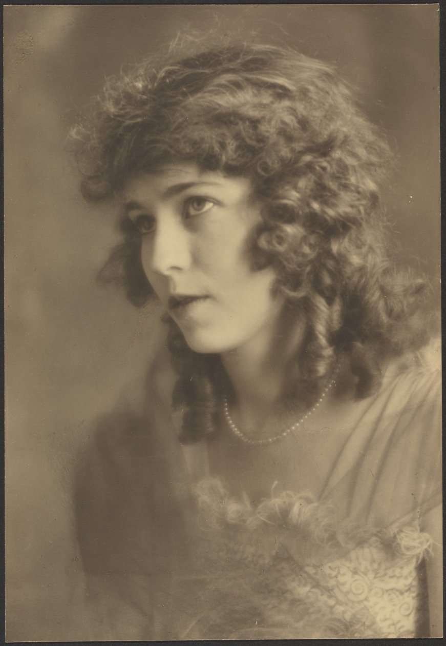 [Retrato de mujer con chal de gasa] de Louis Fleckenstein