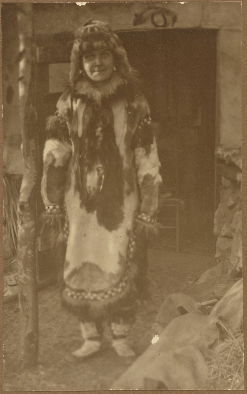 [Retrato de una mujer con traje indio] de Louis Fleckenstein
