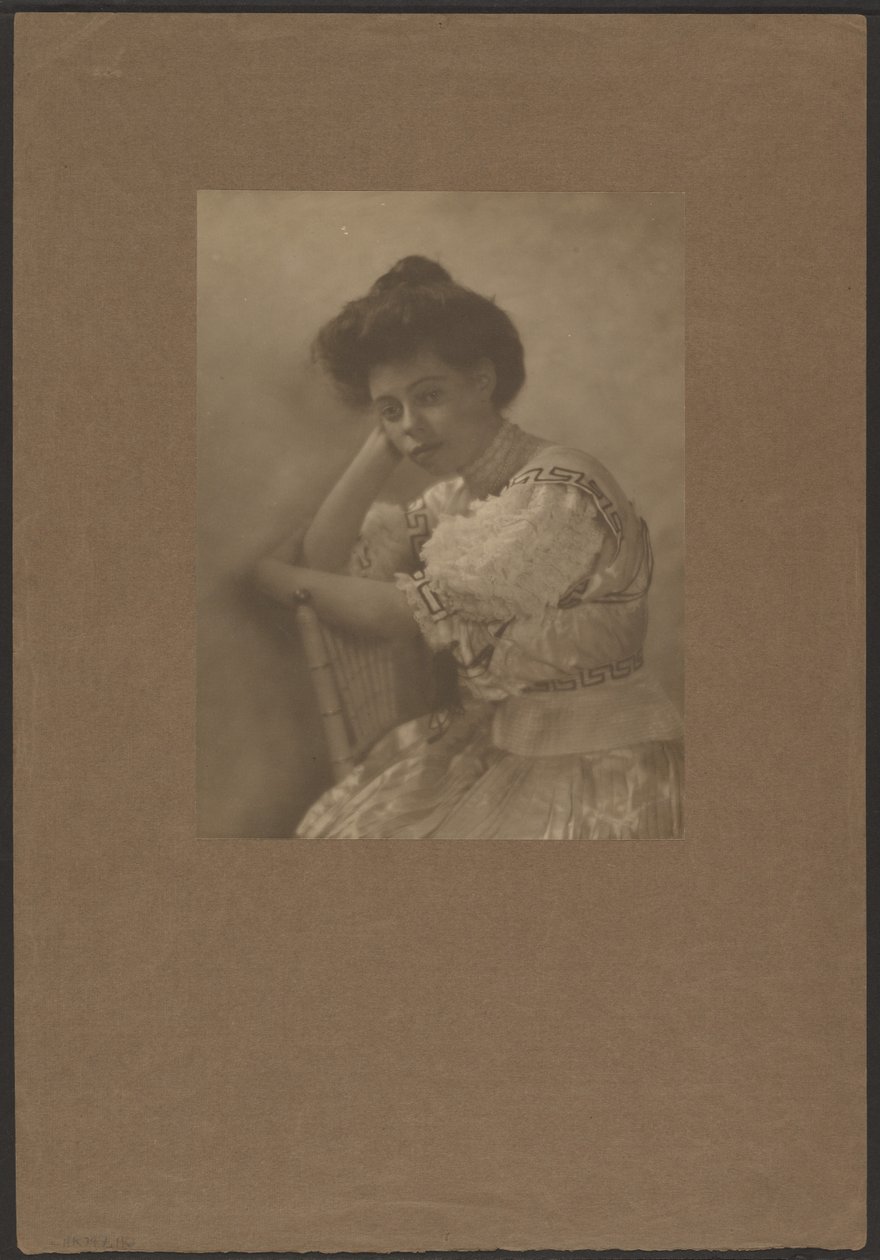 [Retrato de una mujer con vestido de satén] de Louis Fleckenstein