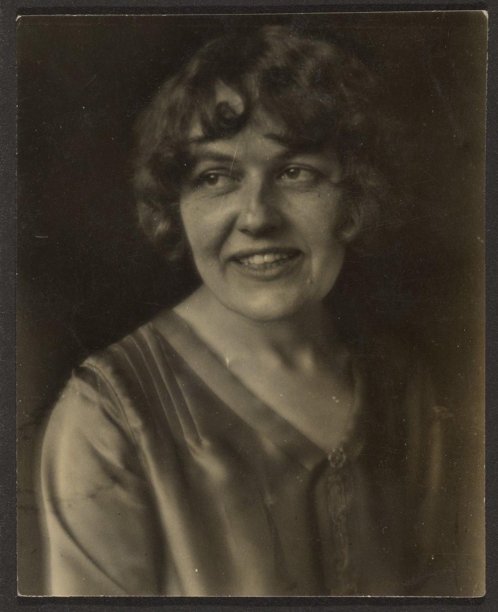 [Retrato de una mujer con camisa de satén] de Louis Fleckenstein