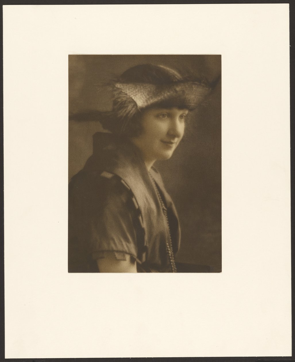 [Retrato de una mujer con sombrero de paja] de Louis Fleckenstein