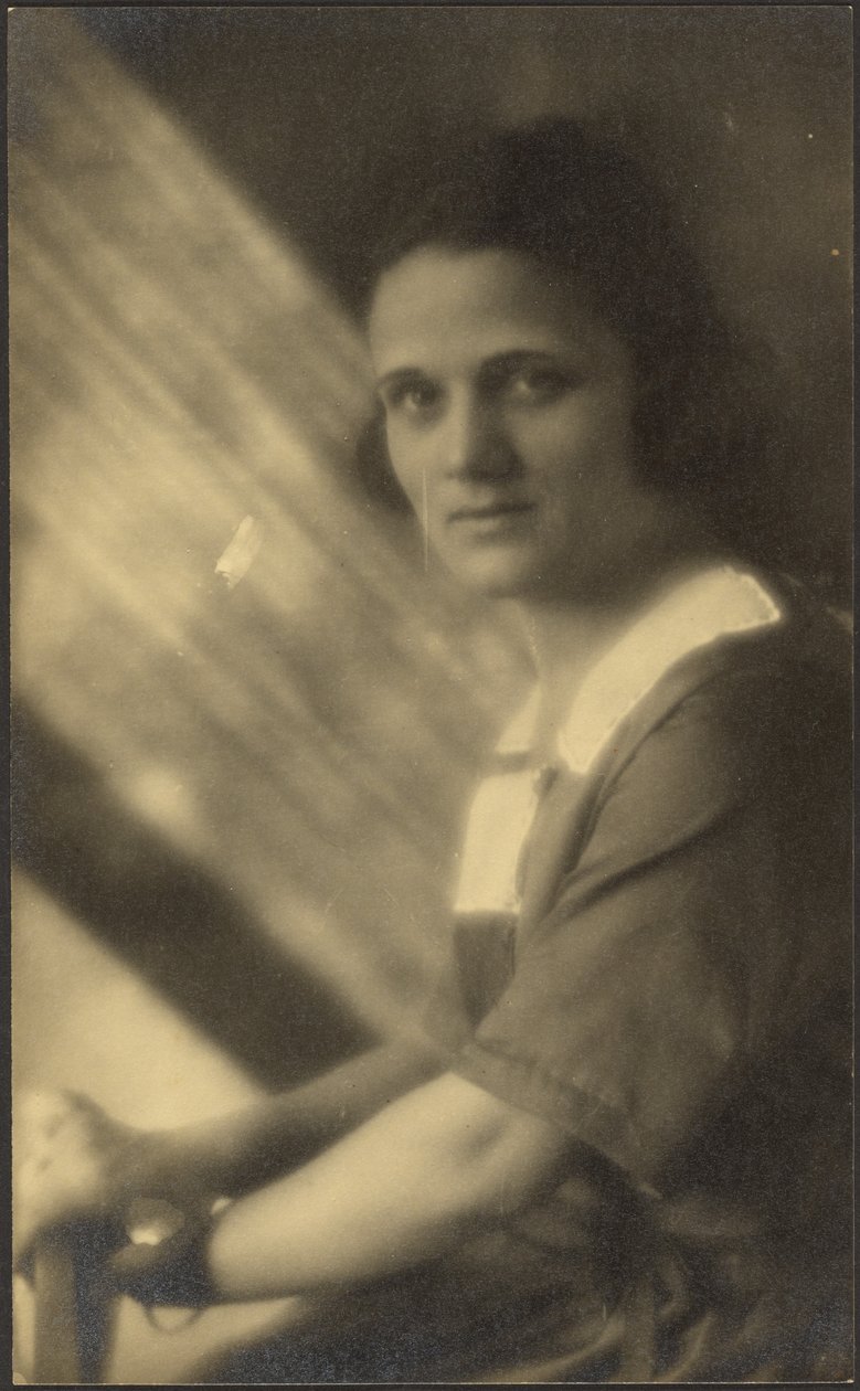 [Retrato de una mujer en luz fluida] de Louis Fleckenstein