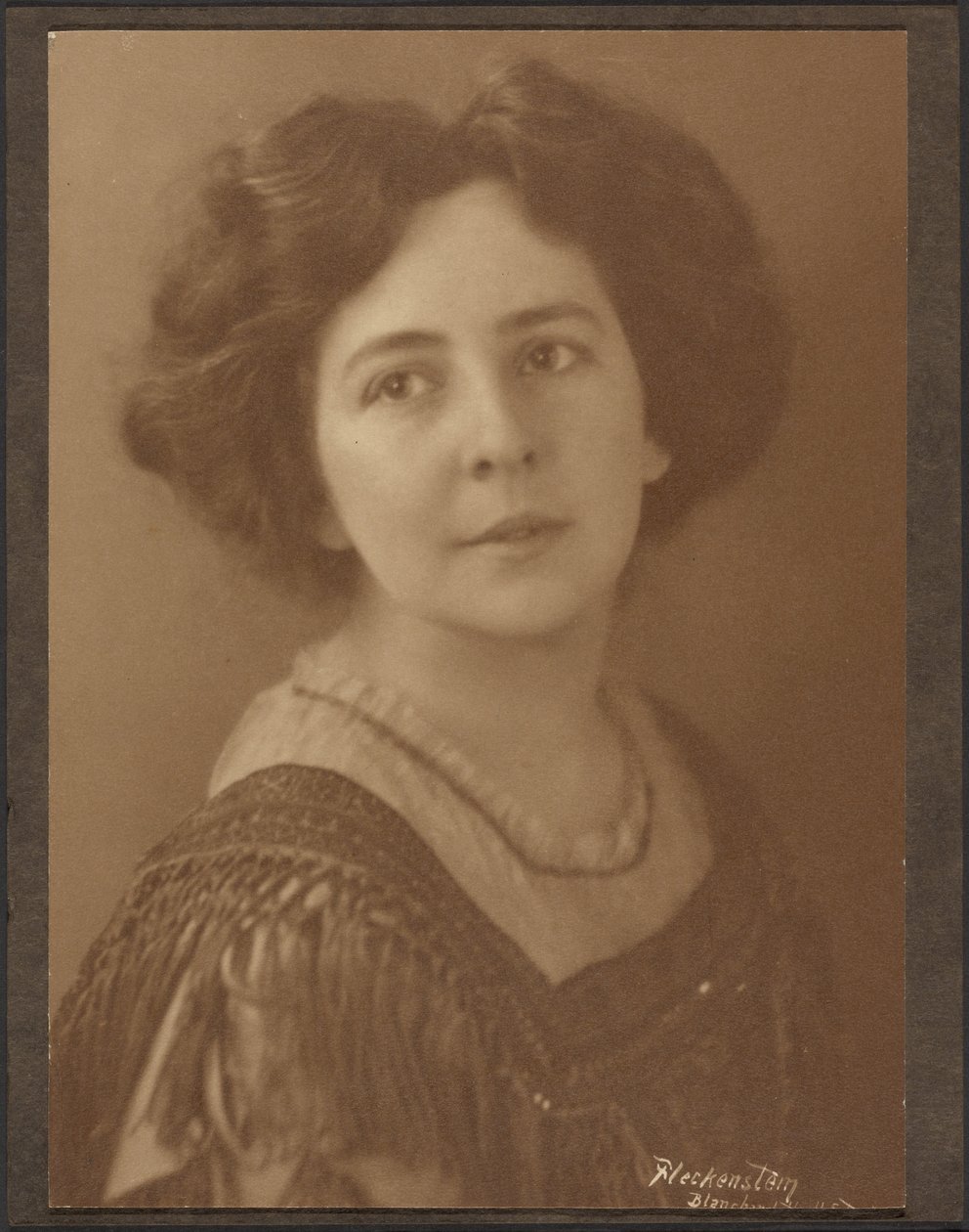 [Retrato de una mujer con mangas anchas] de Louis Fleckenstein