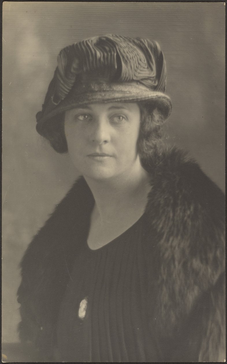 [Retrato de mujer con alfiler de camafeo] de Louis Fleckenstein