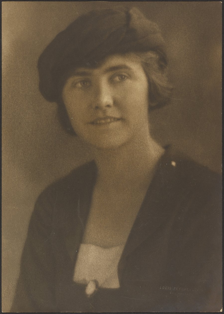 [Retrato de una mujer con un broche de camafeo] de Louis Fleckenstein