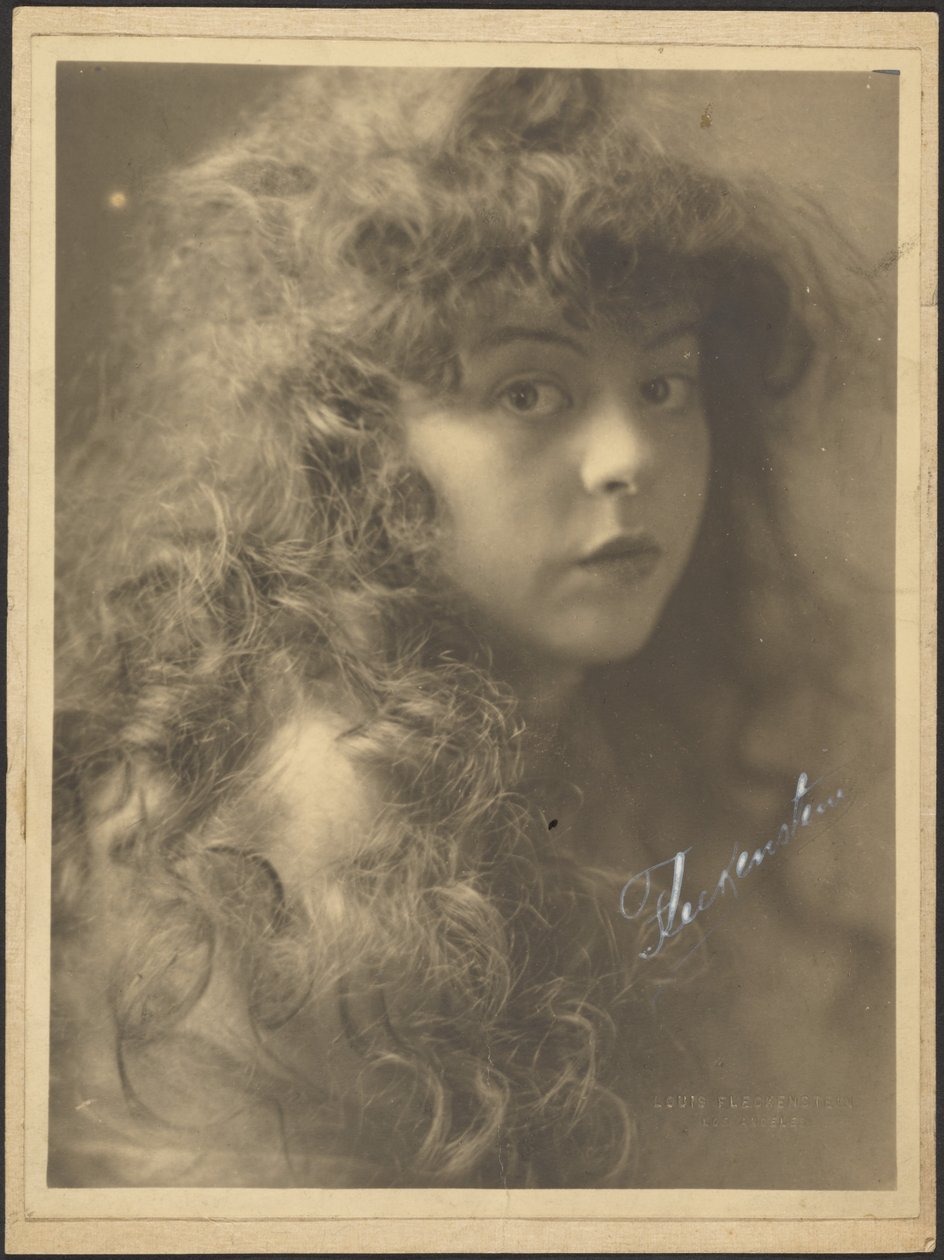 [Retrato de una mujer con el pelo rizado] de Louis Fleckenstein